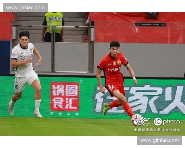 中超杯足球联赛精彩对决开启 新赛季冠军之争火热上演